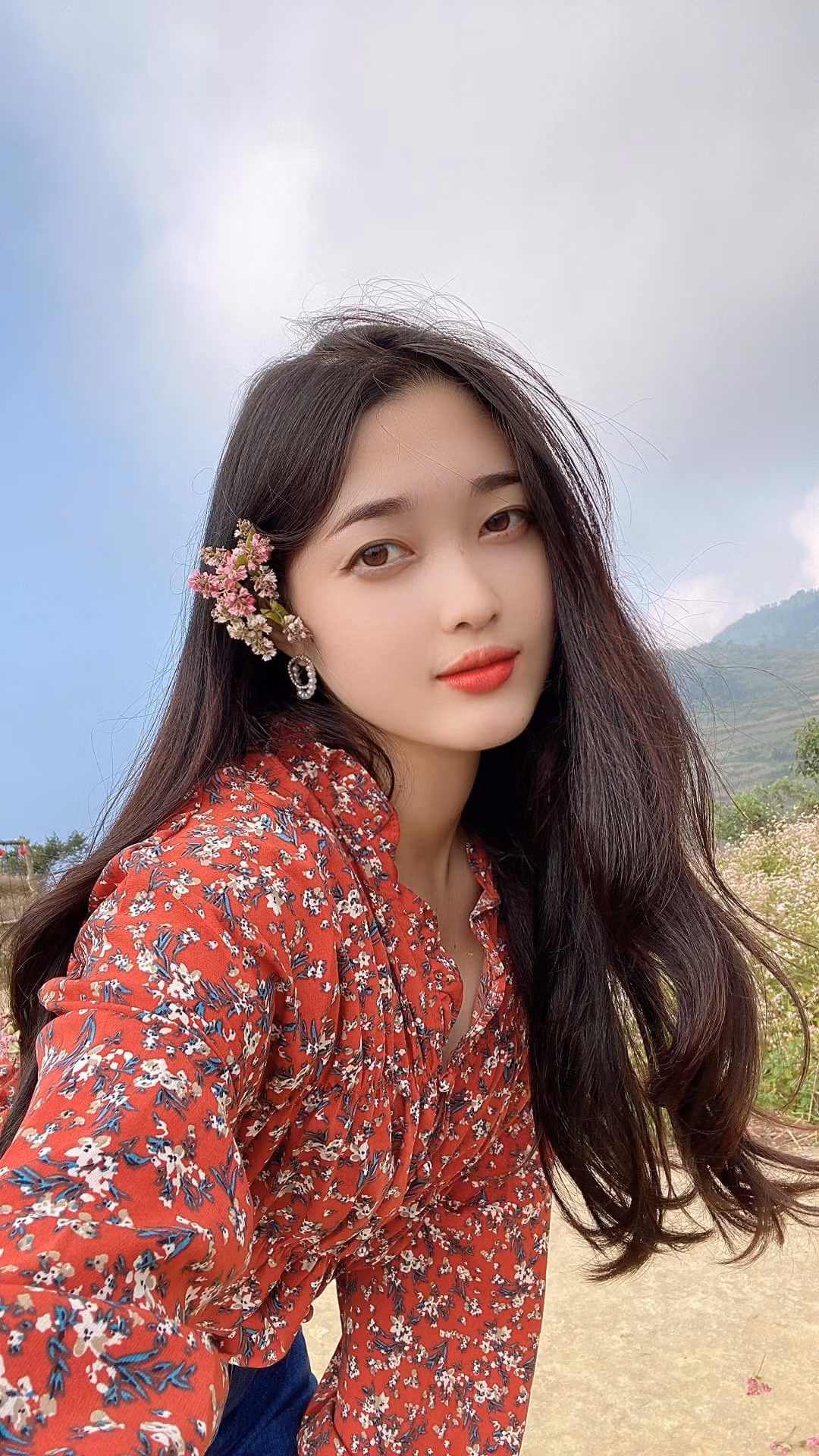 Dù đăng tải khá nhiều clip và cũng có những clip thu hút hơn 1 triệu lượt xem nhưng Giàng Thị Váng tiết lộ: "Từ lúc chơi TikTok mình không có thu nhập gì vì không đăng kí trước đó. Hơn nữa, mình cũng không có ý định kiếm thu nhập từ TikTok".