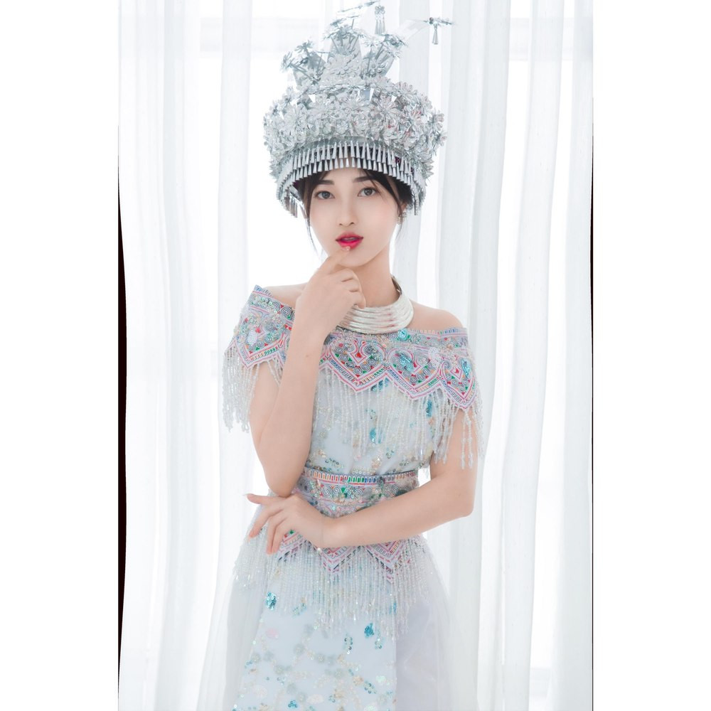 Góc nghiêng của nàng thiếu nữ dân tộc được không ít người nhận xét là rất hài hòa. Nước da trắng đặc trưng của con gái vùng núi cao cùng nét rạng ngời trên gương mặt đã tạo nên vẻ đẹp thuần khiết.