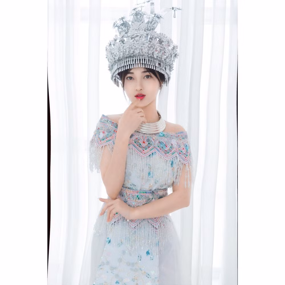 Góc nghiêng của nàng thiếu nữ dân tộc được không ít người nhận xét là rất hài hòa. Nước da trắng đặc trưng của con gái vùng núi cao cùng nét rạng ngời trên gương mặt đã tạo nên vẻ đẹp thuần khiết.