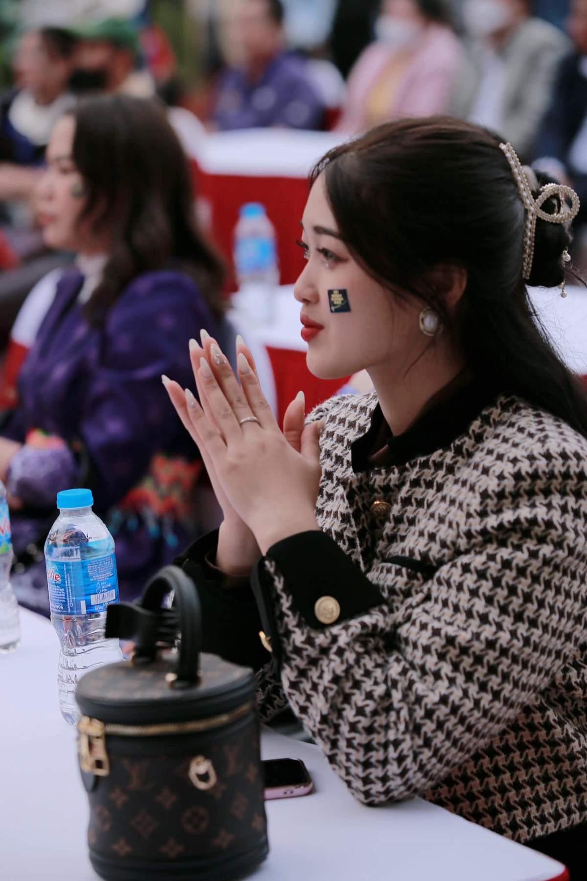 Được biết, cô gái này tên Giàng Thị Váng (sinh năm 2003), là người dân tộc H’Mông, quê ở Bắc Quang, Hà Giang. Hiện tại, hot girl này đang theo học chuyên ngành ngôn ngữ Trung Quốc.