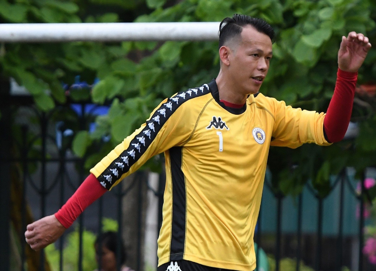 Hơn nữa, thủ môn sinh năm 1986 cũng tham gia bộ phim Bay Vào Cõi Mộng. Vai của thủ thành 8X là anh chàng Hai Lúa hiền lành đạp xe ba gác chở dừa tươi đi bán trên đường phố.