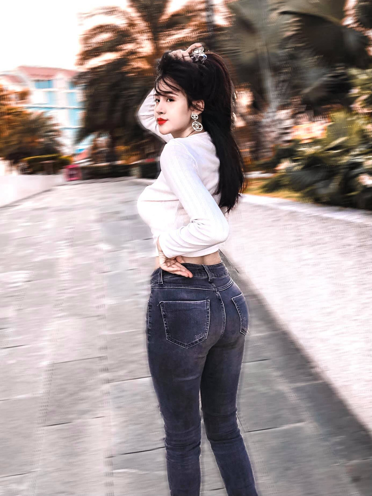 Ở hiện tại, "hiện tượng mạng" bà Tưng trưởng thành và "lột xác" hoàn toàn, khéo léo, tinh tế hơn xưa nhưng cũng đầy gợi cảm.