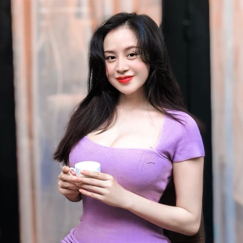 Một số người đồn đoán rằng, sau thời gian dài im hơi lặng tiếng, bà Tưng đã chính thức quay lại showbiz với hình tượng quyến rũ nóng bỏng như những ngày đầu được biết đến.