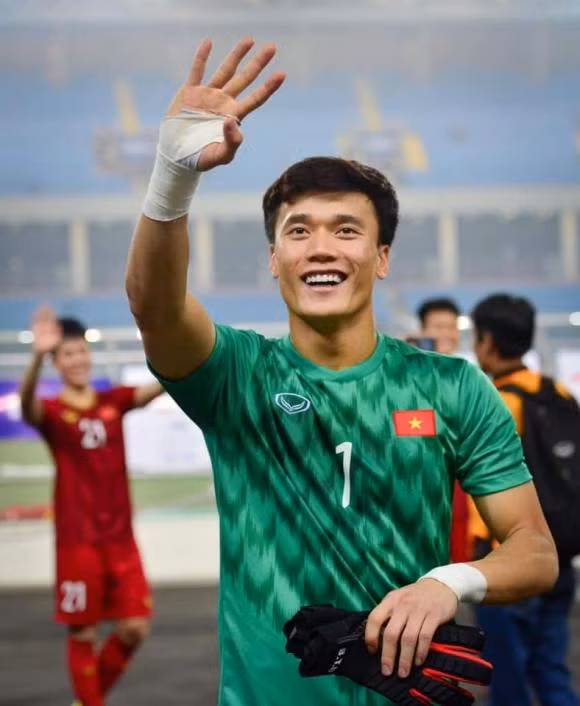 Khi đó, Bùi Tiến Dũng còn gầy và chưa được vạm vỡ như bây giờ. Trong chia sẻ này, nam cầu thủ tiết lộ quá khứ khó khăn khi phải dùng chung điện thoại với hai người khác.