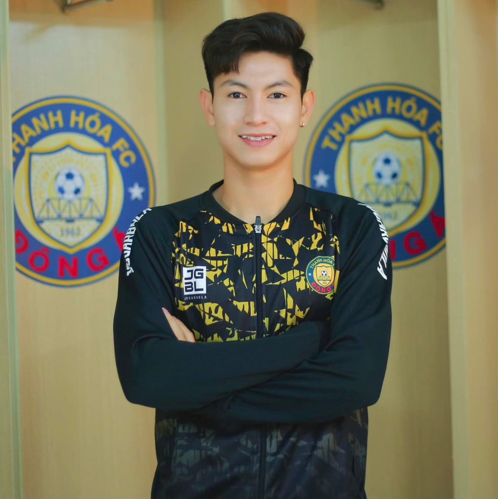 Mỗi khi xuất hiện, nam thần xứ Thanh lại khiến người hâm mộ xuýt xoa bởi vẻ ngoài điển trai. Hiện trang cá nhân của Trọng Hùng thu hút gần 65 nghìn người theo dõi.