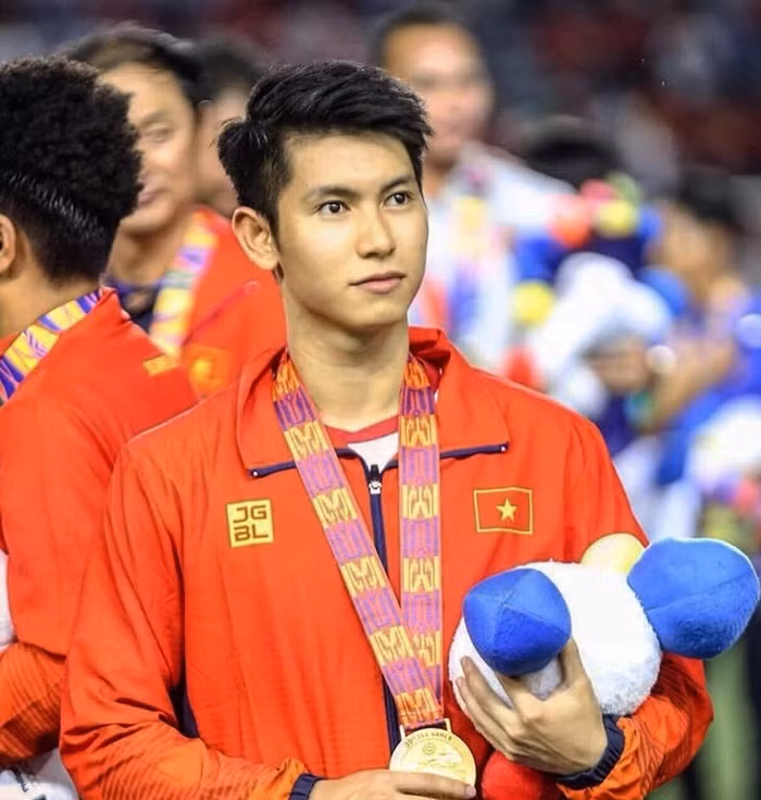 Nguyễn Trọng Hùng (SN 1997) là một trong những cầu thủ trẻ nổi bật của lứa cầu thủ U22 Việt Nam. Anh từng cùng các đồng đội của mình giành chức vô địch SEA Games 30 tại Philippines. Chàng tiền đạo xứ Thanh cũng được HLV Park Hang Seo triệu tập lên đội tuyển quốc gia năm 2019.