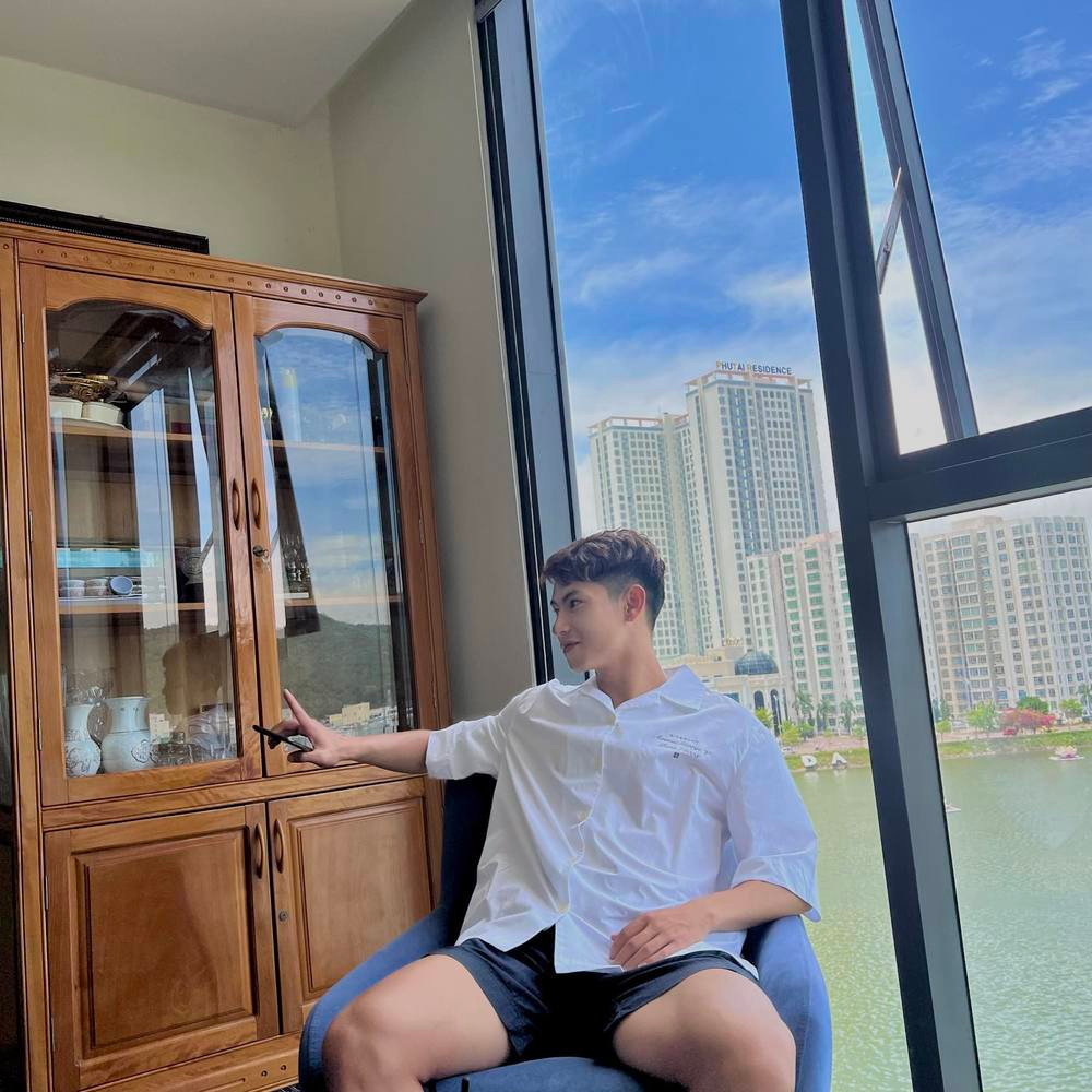 Là một cầu thủ, thường xuyên phải tập luyện với cường độ cao nhưng Trọng Hùng vẫn giữ được nước da trắng sáng, gương mặt thư sinh cùng nụ cười rạng rỡ.