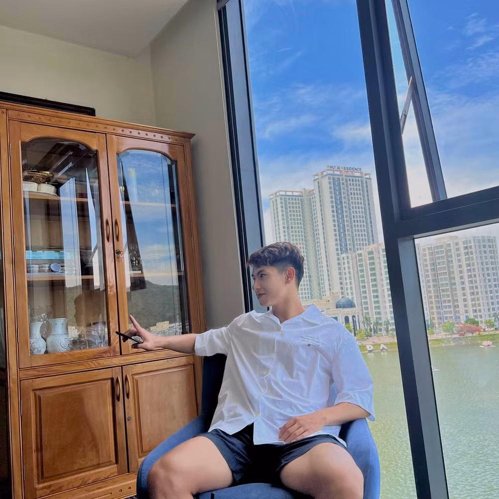 Là một cầu thủ, thường xuyên phải tập luyện với cường độ cao nhưng Trọng Hùng vẫn giữ được nước da trắng sáng, gương mặt thư sinh cùng nụ cười rạng rỡ.