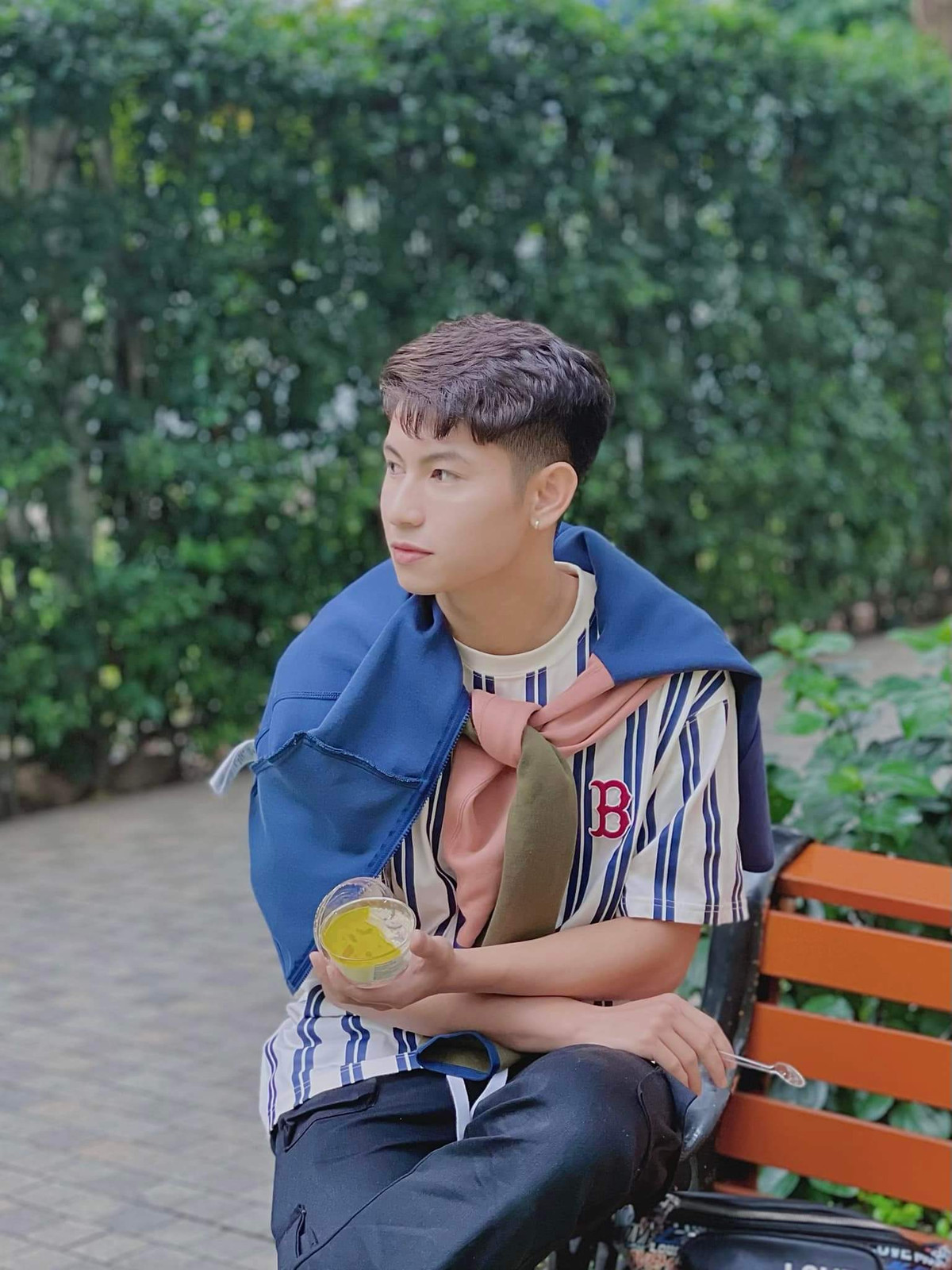 Tuy nhiên, sự nghiệp thi đấu của Trọng Hùng cũng gặp không ít khó khăn bởi anh thường xuyên dính chấn thương. Cũng vì thế mà chàng tiền đạo sinh năm 1997 ít có cơ hội được ra sân thi đấu.