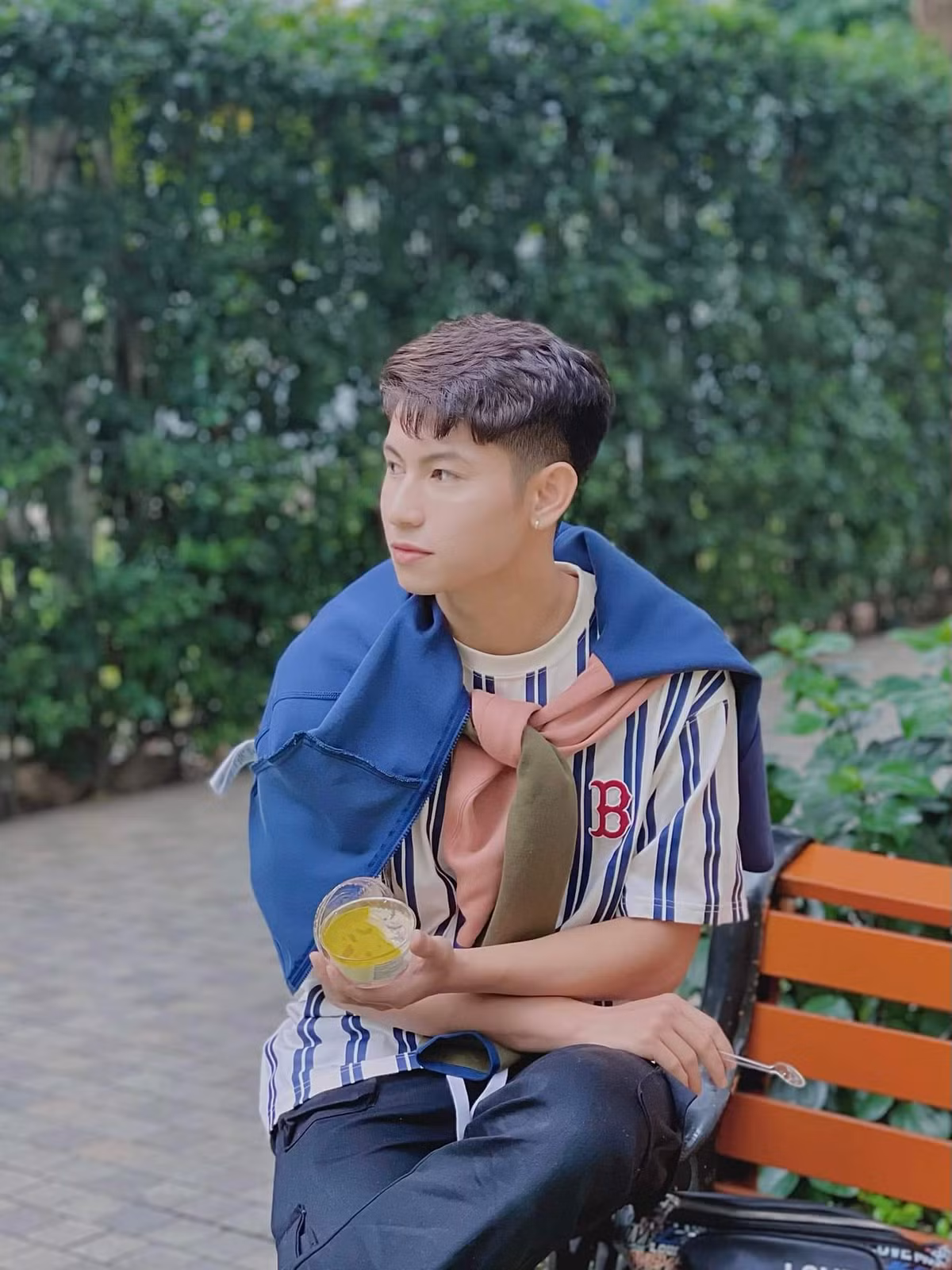 Tuy nhiên, sự nghiệp thi đấu của Trọng Hùng cũng gặp không ít khó khăn bởi anh thường xuyên dính chấn thương. Cũng vì thế mà chàng tiền đạo sinh năm 1997 ít có cơ hội được ra sân thi đấu.