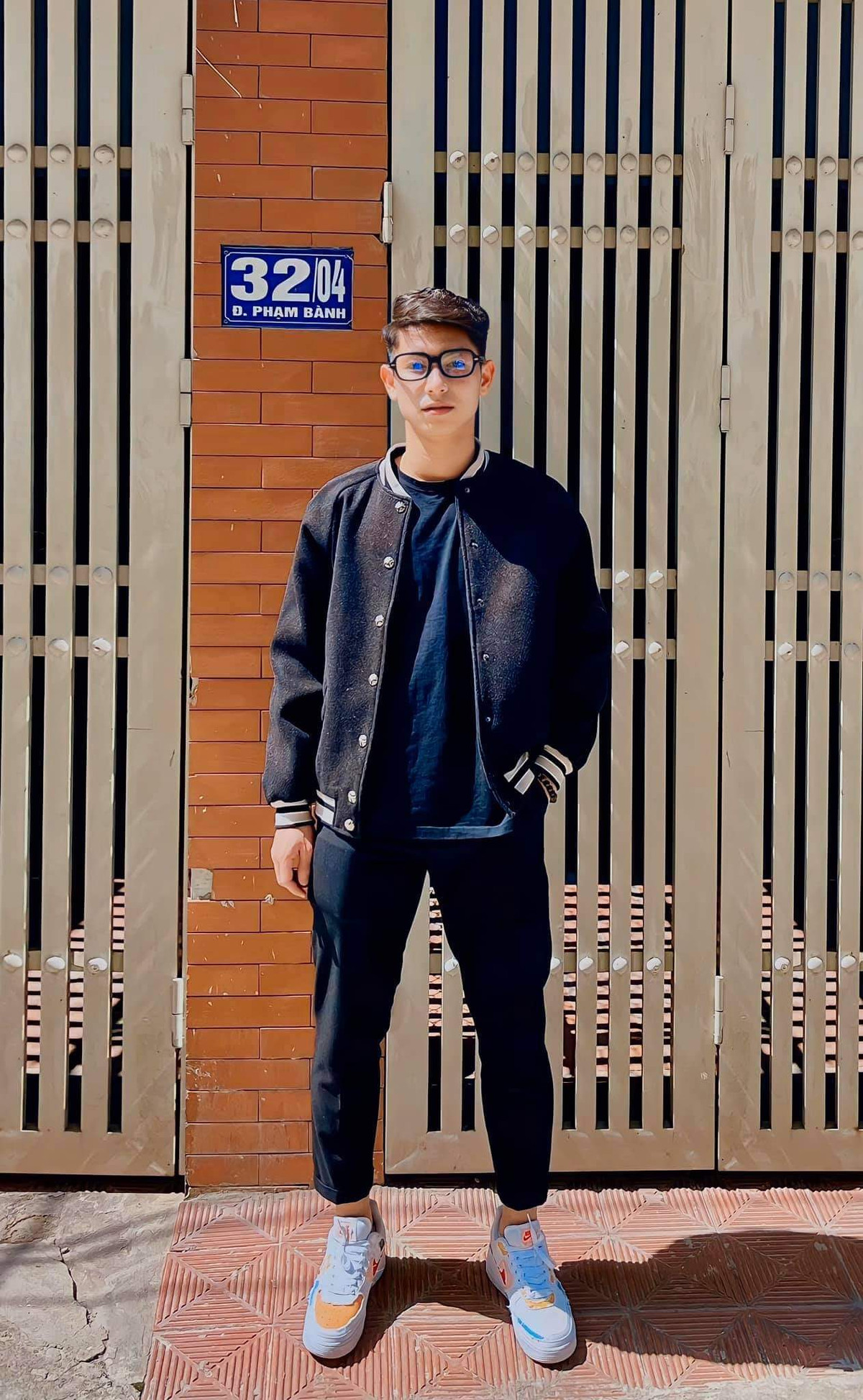 Sau đó, Trọng Hùng được các thầy cô lựa chọn đi tập luyện. Đến năm 12 tuổi, chàng trai xứ Thanh khăn gói vào Nam dự tuyển ở Trung tâm đào tạo bóng đá trẻ thuộc Quỹ tài năng phát triển bóng đá Việt Nam (PVF). Với sự dẻo dai, nhanh nhẹn anh nhanh chóng trúng tuyển nhưng anh chàng bị loại sau 2 năm tập luyện vì lý do thể lực không đảm bảo. Điều đó đã khiến chàng trai sinh năm 1997 vô cùng suy sụp. Tuy nhiên, nhờ sự động viên của gia đình, anh trở về quê hương gắn bó với CLB Thanh Hóa và dần ghi được dấu ấn.