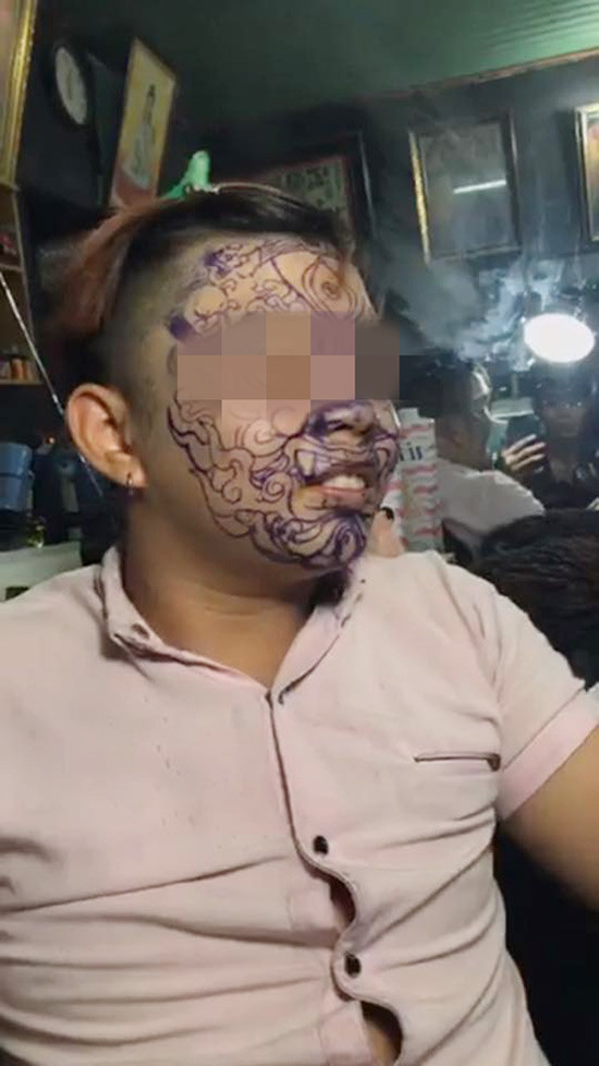 Trước đó, một thanh niên ở Việt Nam khác cũng khiến nhiều người phải ngơ ngác khi khoe hình xăm kín mặt.