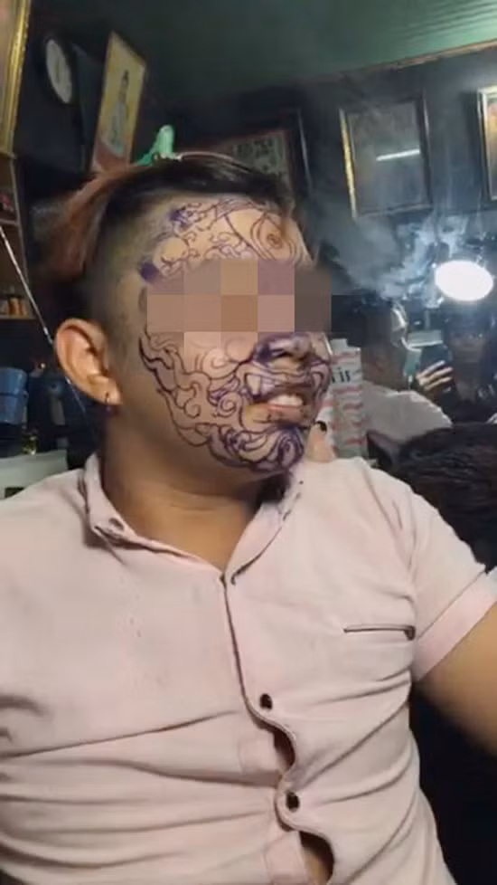 Trước đó, một thanh niên ở Việt Nam khác cũng khiến nhiều người phải ngơ ngác khi khoe hình xăm kín mặt.