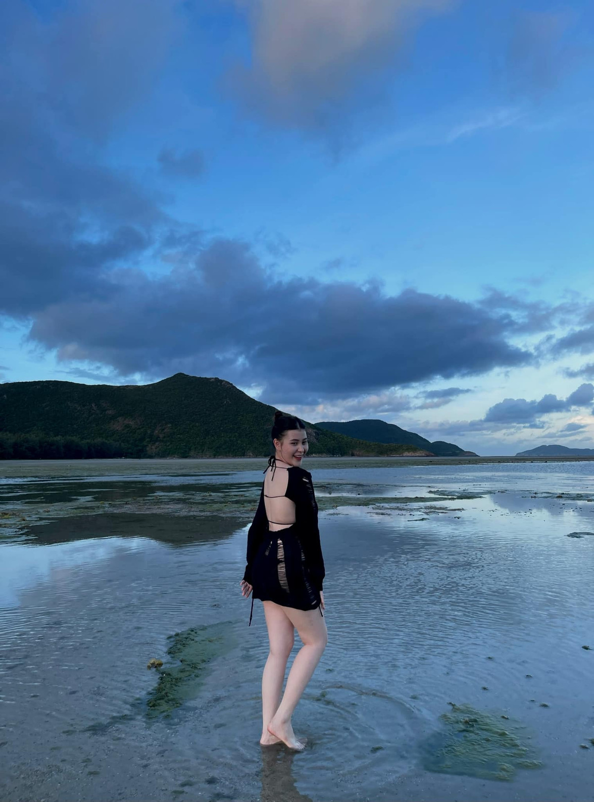 Sunna vẫn chuộng những kiểu váy bodycon ôm dáng, khoe hình thể phồn thực trứ danh của mình.