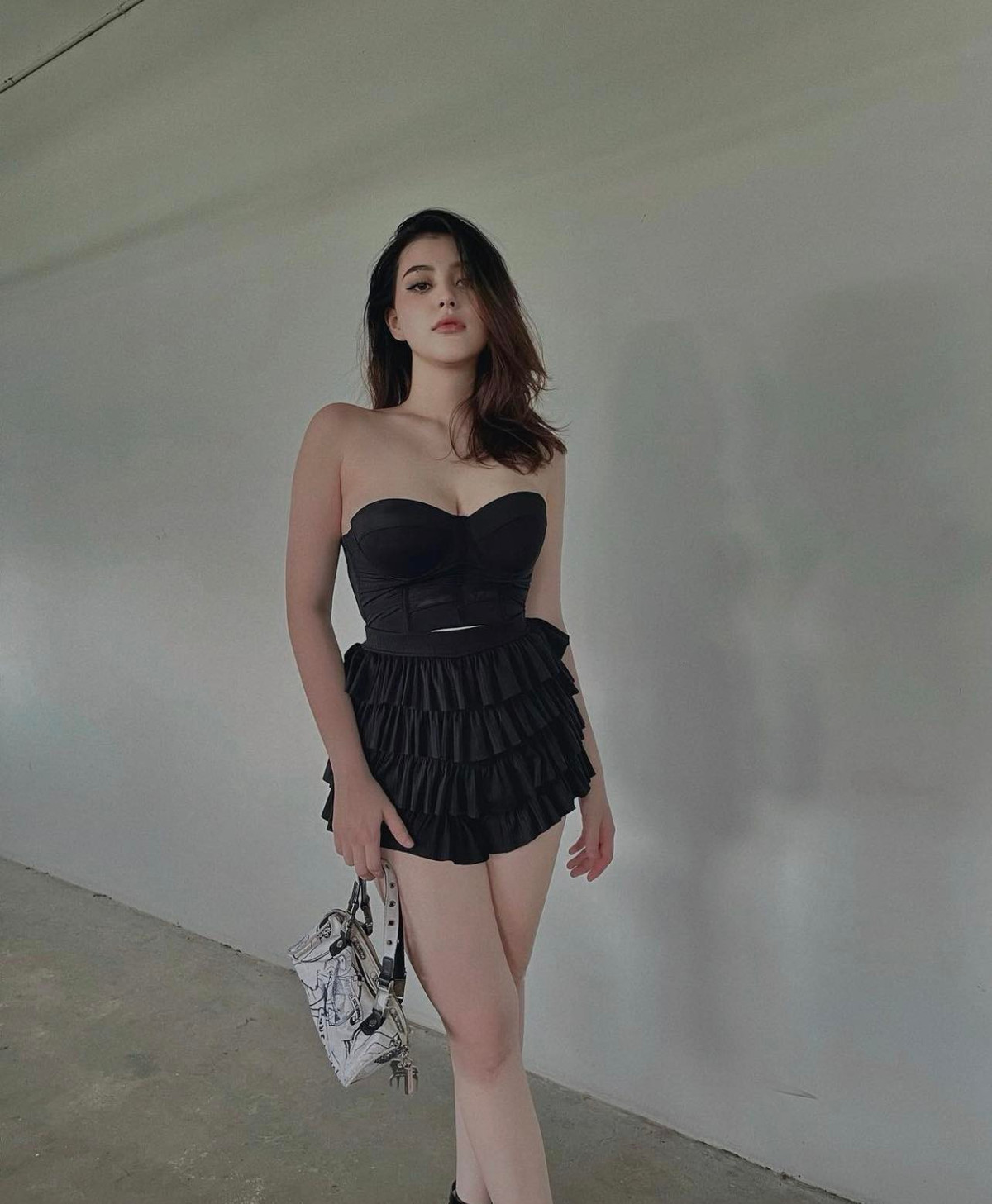 Kiểu áo dáng crop-top có độ dài hơn 1 gang tay này rất được hot girl lai Việt Mỹ yêu thích.