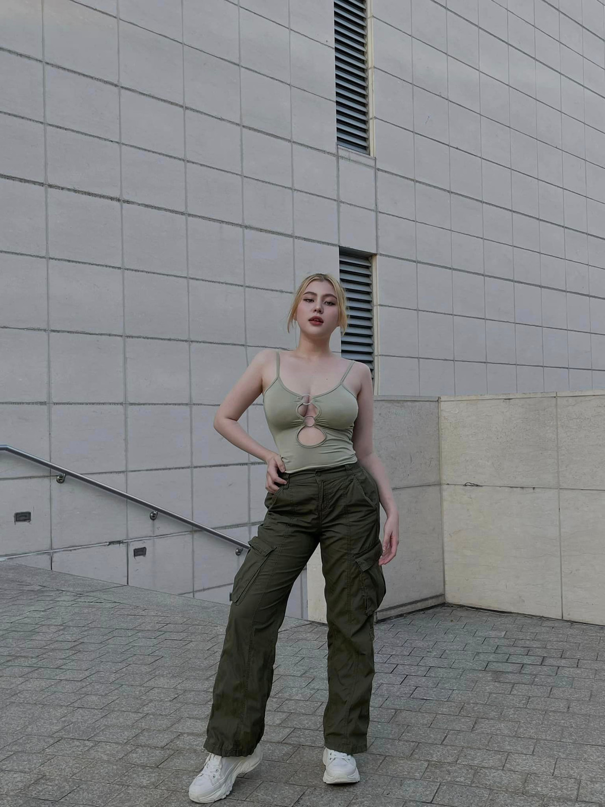 Đây không phải là lần đầu tiên người đẹp mặc theo cách này mà trước đó cô nhiều lần gây chú ý khi diện mốt gây tranh cãi này. Thậm chí cô nàng nhiều lần bị chỉ trích vì mặc gợi cảm quá mức hay là "lớn trước tuổi".