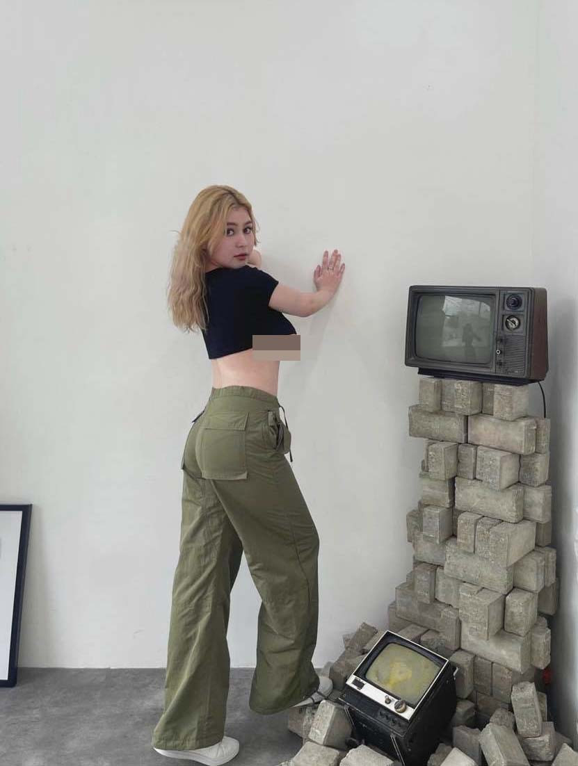 Trong khi các hot girl khác đều đi theo kiểu mẫu vóc dáng gầy, mảnh mai thì cô lại nổi bật với vẻ ngoài rất riêng. Hiện tại, cô nàng đã kết hôn và sinh con đầu lòng vào tháng 3/2022.