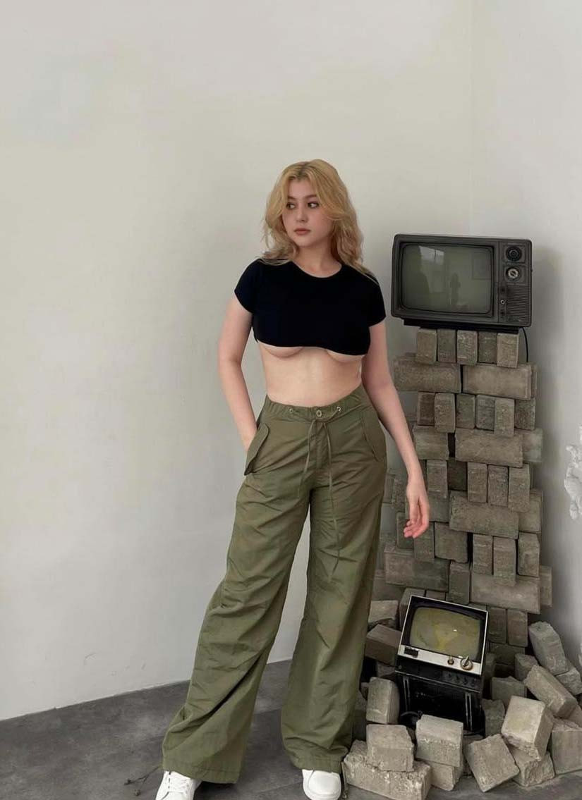 Hot girl Sunna có gương mặt xinh đẹp với đường nét pha trộn phương Tây - phương Đông hài hòa cùng một body đầy đặn, phồn thực.