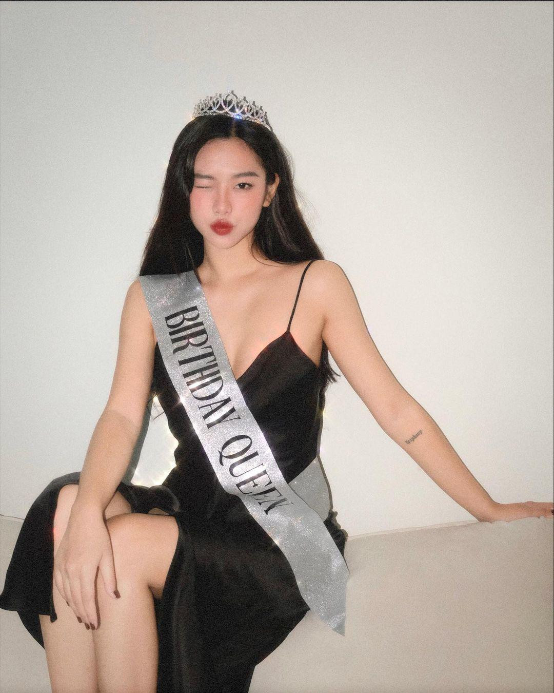 Yeollan có tên thật là Trần Hoàng Phương Lan, sinh năm 1998 tại Hà Nội. Cô nàng từng là sinh viên khoa Quan hệ Quốc tế của Học viện Báo chí và Tuyên truyền.