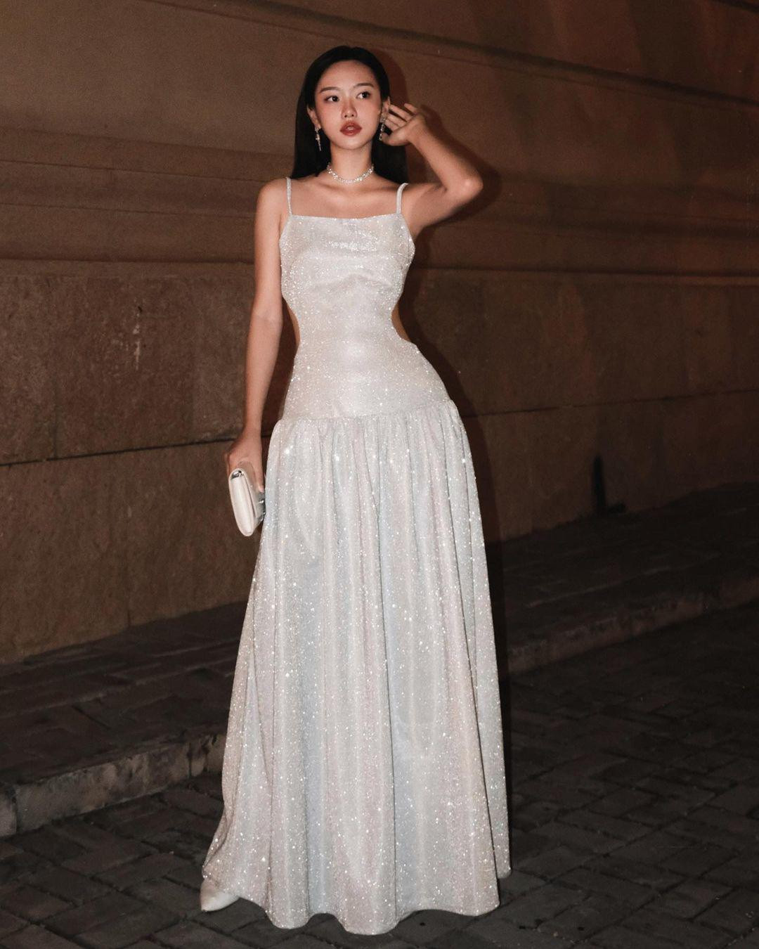 Yeollan sở hữu phong cách thời trang biến hoa đa dạng và nắm bắt xu hướng nhạy bén. Dù ở phong cách retro hay nữ tính, cô nàng luôn nổi bật với khí chất riêng.