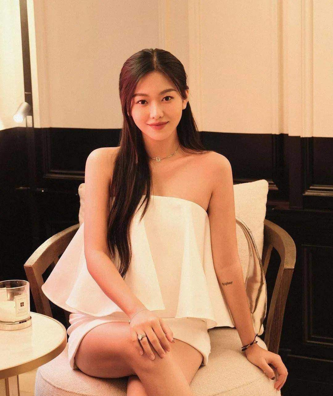 Yeollan từng gây chú ý khi tham gia MV “Tôi đã quên thật rồi” của nam ca sĩ Isaac. Cô nàng cũng từng diễn trong MV “Chuyến phiêu lưu cùng em” của Trung Quân Idol.