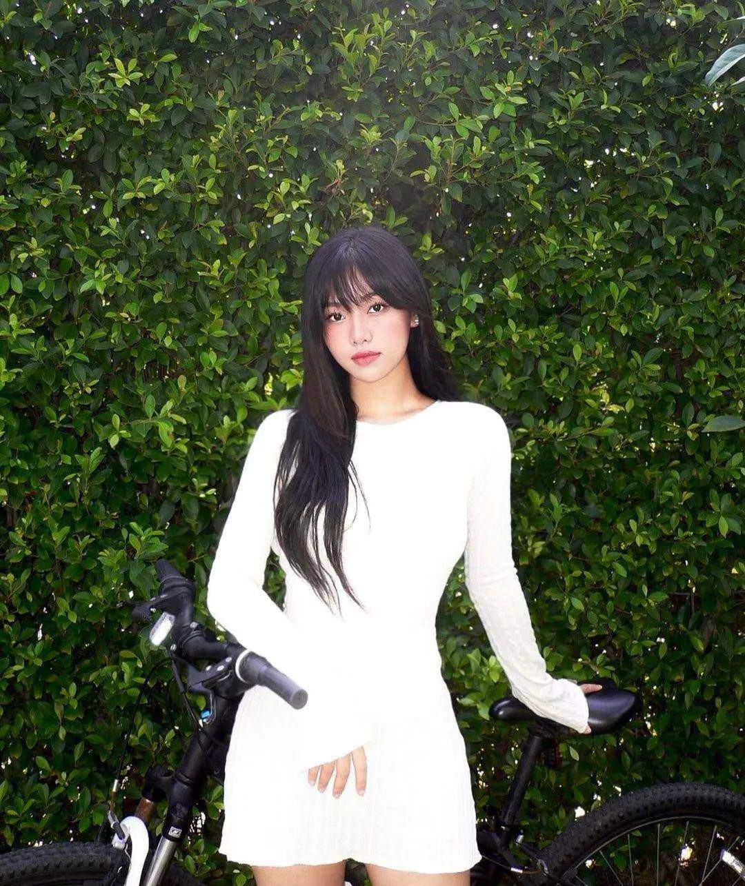 Trên các trang báo Trung, Yeollan được khen ngợi hết lời dành cho nhan sắc nổi bật cùng gu thời trang ấn tượng.