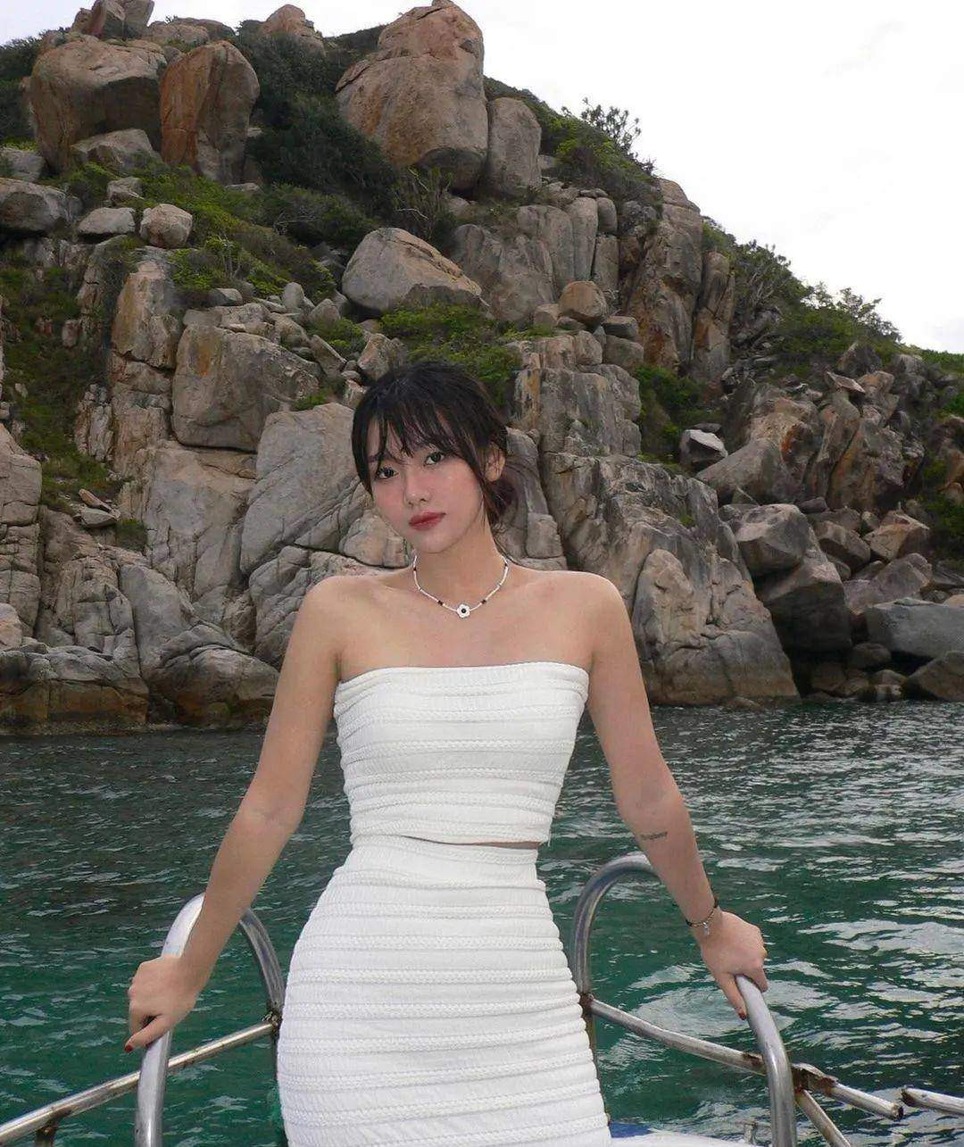 Trong mỗi bức ảnh, Yeollan đều biết cách khoe triệt để vẻ đẹp nữ tính, đôi chân dài miên man cùng lối phối đồ thông minh.