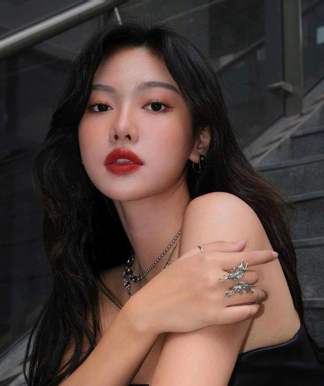 Bên cạnh khả năng diễn xuất, gái xinh trường Báo còn có nhiều tài lẻ khác như chơi đàn piano, từng là thành viên nhóm nhảy GUN Dance Team.