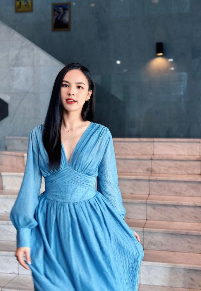 Quỳnh Nga theo đuổi phong cách nền nã, quyến rũ trong công việc lẫn đời thường.