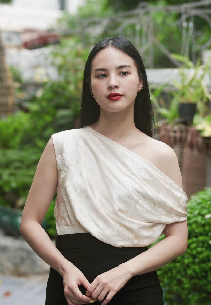 Quỳnh Nga cũng ý thức rèn luyện vóc dáng như đi gym đều đặn, duy trì thói quen ăn uống lành mạnh, chơi nhiều bộ môn thể thao...