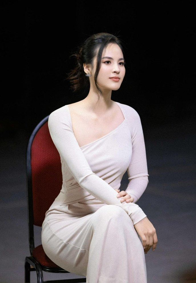 "Tôi có chút hồi hộp vì đây là lần quay lại chính thức sau một quãng thời gian dài tạm dừng và chờ đợi. Tuy nhiên, cảm giác háo hức cũng xen lẫn, bởi cuối cùng mình đã có cơ hội tiếp tục điều mà bản thân luôn ấp ủ", nữ MC "Chuyển động 24h" bày tỏ.