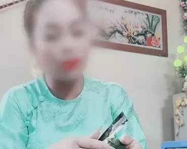 "Cô đồng ngửi cau" gây xôn xao mạng xã hội (Ảnh: Cắt từ clip).