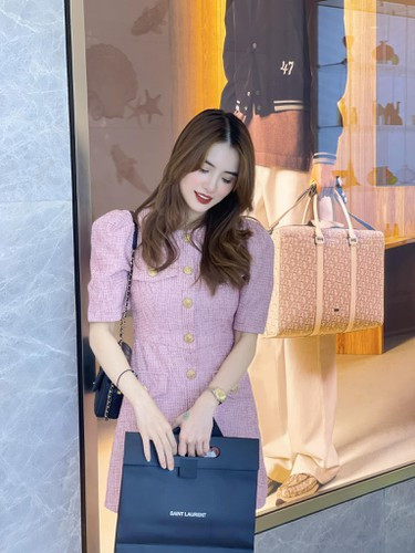 Khi vợ chồng Công Vinh gặp scandal thiếu minh bạch tiền từ thiện vào năm 2021, hot girl xứ Nghệ đã dành nhiều sự động viên, ủng hộ anh chị.