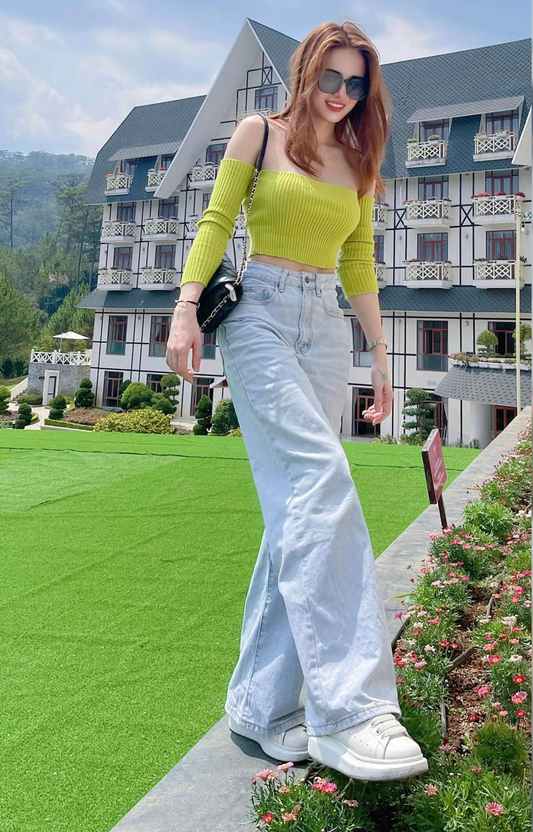 Từ sau khi đạt giải Hoa khôi Đại học Văn hóa mở rộng, Khánh Chi debut làm ca sĩ. Cô cũng tham gia diễn xuất trong các bộ phim như “Cảnh sát hình sự”, “Chân trời trắng” nhưng không để lại dấu ấn đặc biệt.