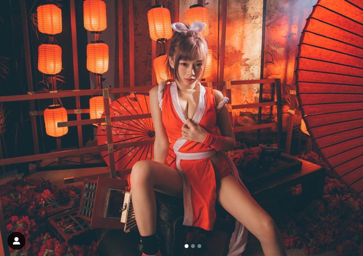 Trên trang cá nhân của mình, hot girl Trung Quốc @winnie 12225 không ngần ngại khoe những bức ảnh vô cùng gợi cảm trong bộ cánh "cắt xẻ táo bạo".