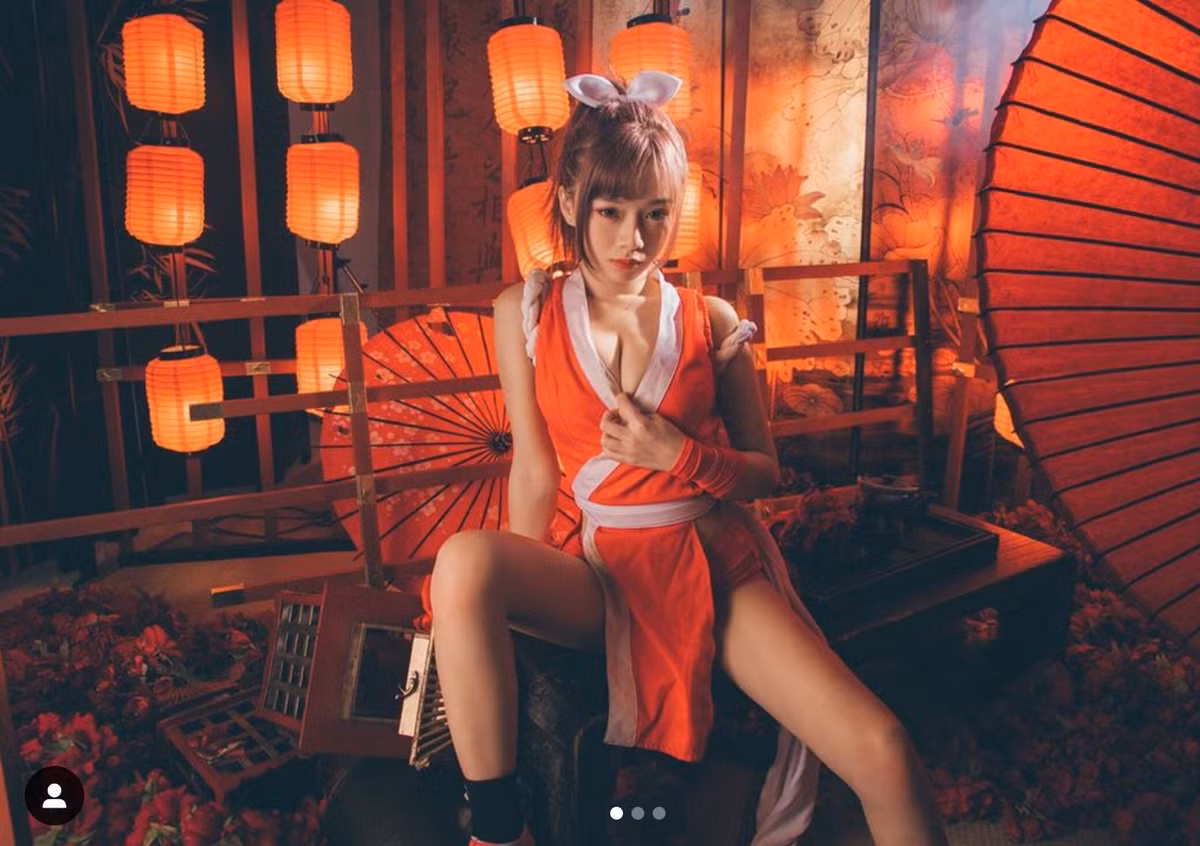 Trên trang cá nhân của mình, hot girl Trung Quốc @winnie 12225 không ngần ngại khoe những bức ảnh vô cùng gợi cảm trong bộ cánh "cắt xẻ táo bạo".