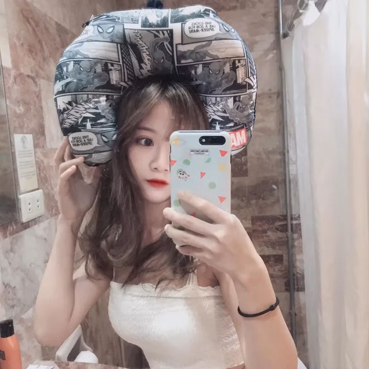 Cụ thể, trong bức ảnh được đăng tải trên mạng xã hội, nữ chính sở hữu gương mặt hồn nhiên như nữ sinh tuổi đôi mươi. Nhưng chiếc áo trắng tinh khôi, khoe trọn đường cong cơ thể với vòng eo thon thả và bộ ngực đầy đặn khiến cô nàng nhanh chóng lọt vào tầm ngắm của cộng đồng mạng.