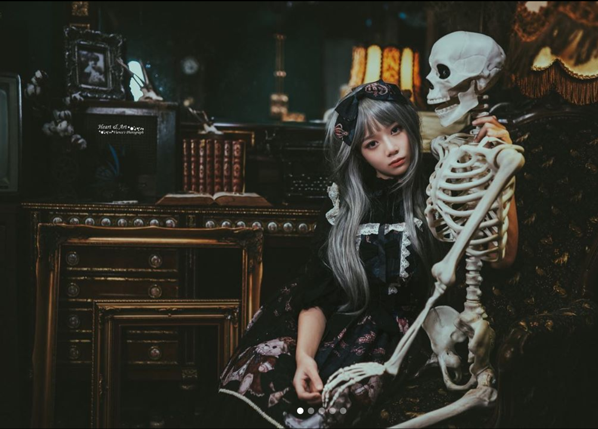 Kể cả che đi đường cong cơ thể bằng bộ váy kín đáo nhưng @winnie 12225 vẫn "tạo nét" bằng gương mặt "búng ra sữa" của mình.