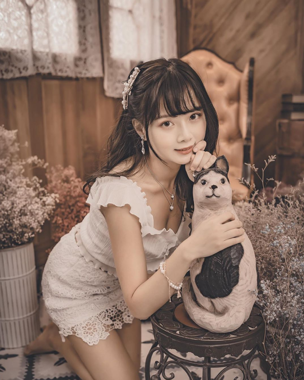 Bộ váy trắng tinh khối khiến @winnie 12225 hút hồn nhiều người.