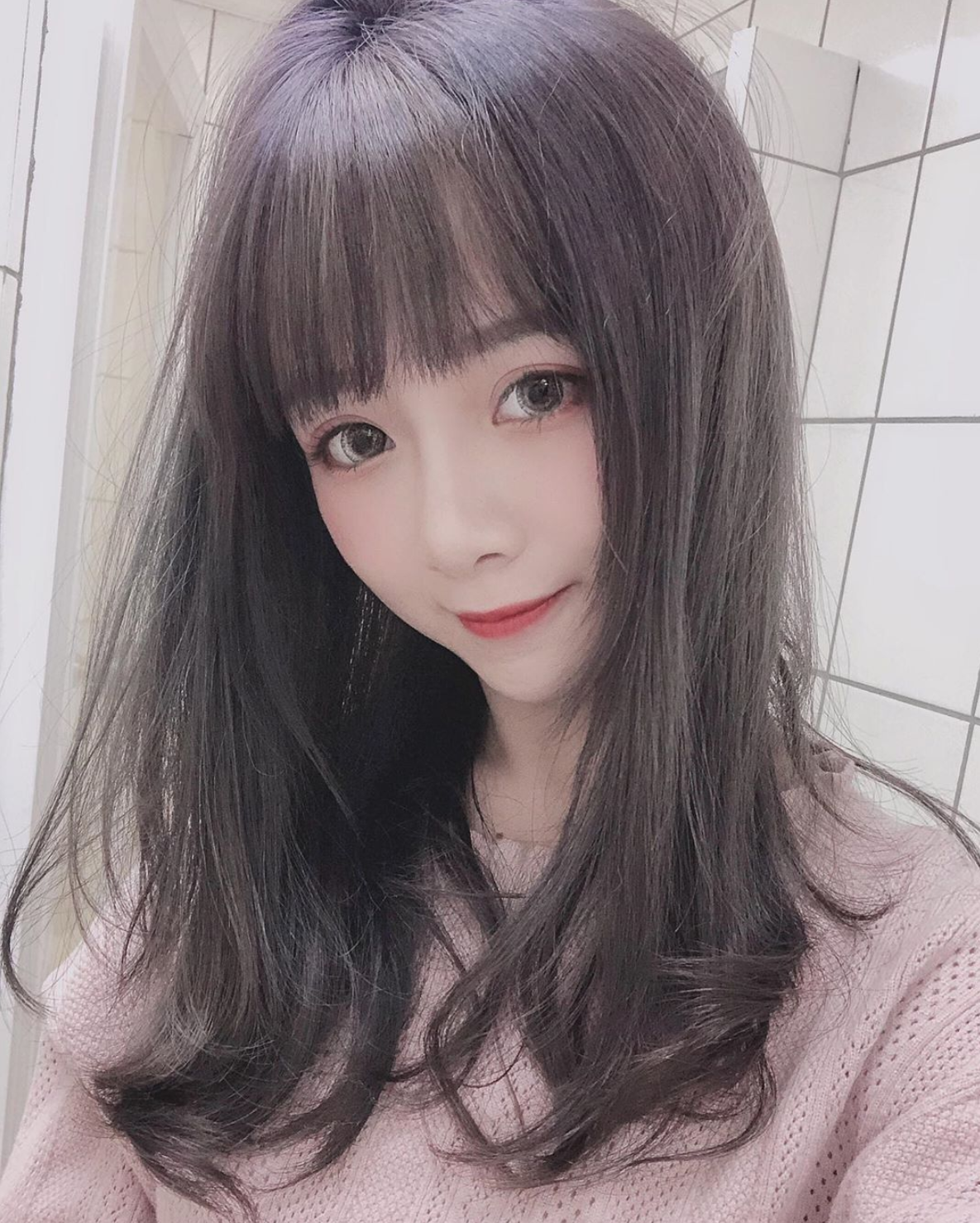 Gương mặt xinh xắn đáng yêu và trên hết là vòng một phồn thực của cô nàng hot girl được dân mạng chú ý.