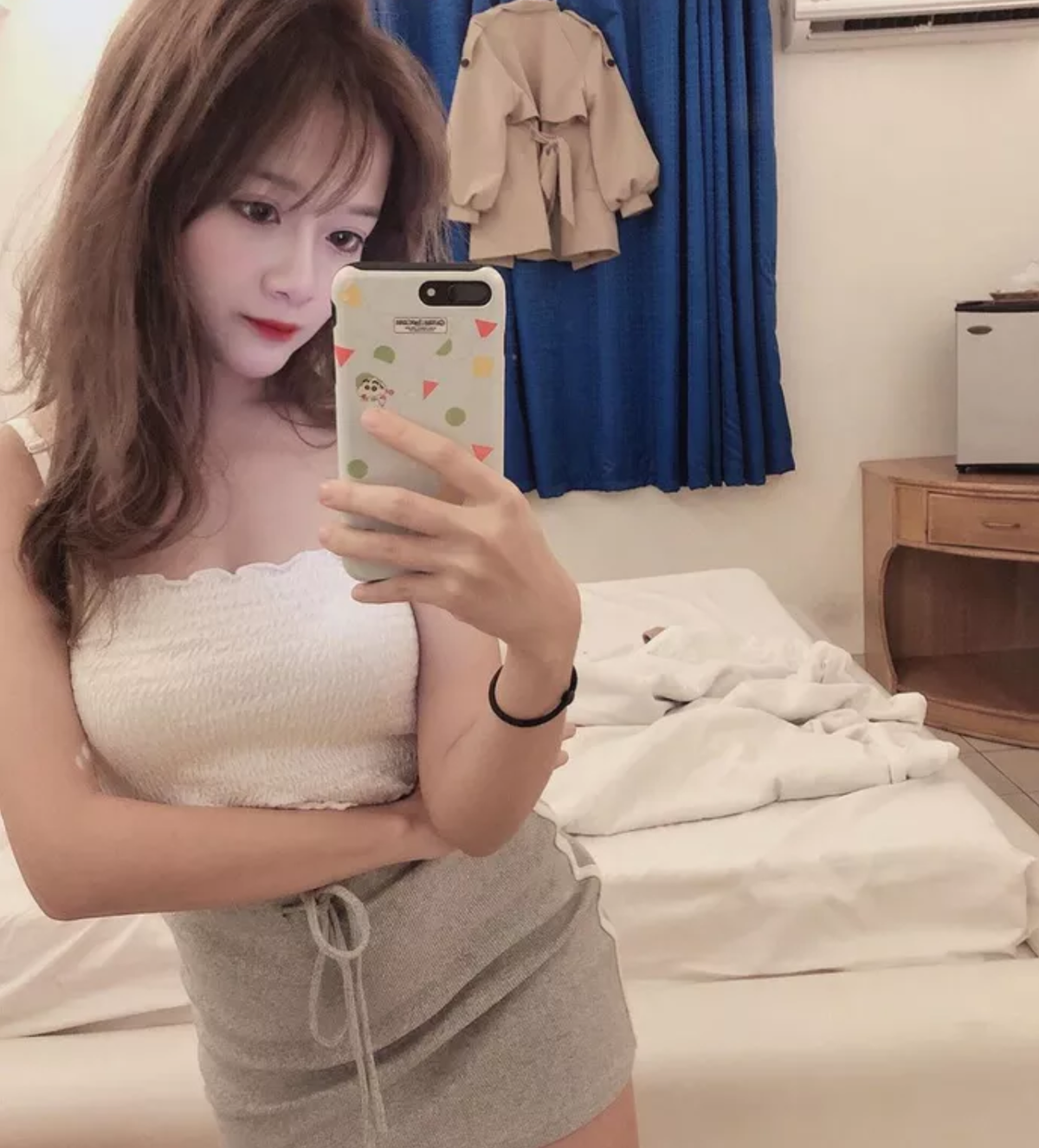 Theo tìm hiểu của dân mạng, cô nàng sở hữu "mặt học sinh, thân hình phụ huynh" trên có nickname @winnie 12225, hiện là sinh viên của khoa thiết kế công nghiệp tại một trường đại học nổi tiếng.