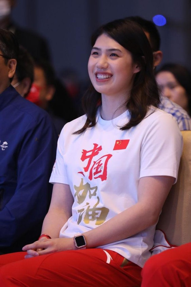 Trương Vũ Phi sinh năm 1998, có bố và mẹ đều là HLV bơi lội. Bản thân cô cũng cũng đã học bơi từ năm 3 tuổi. Cô cao 1m76 và từng bị chẩn đoán bị cong vẹo cột sống.