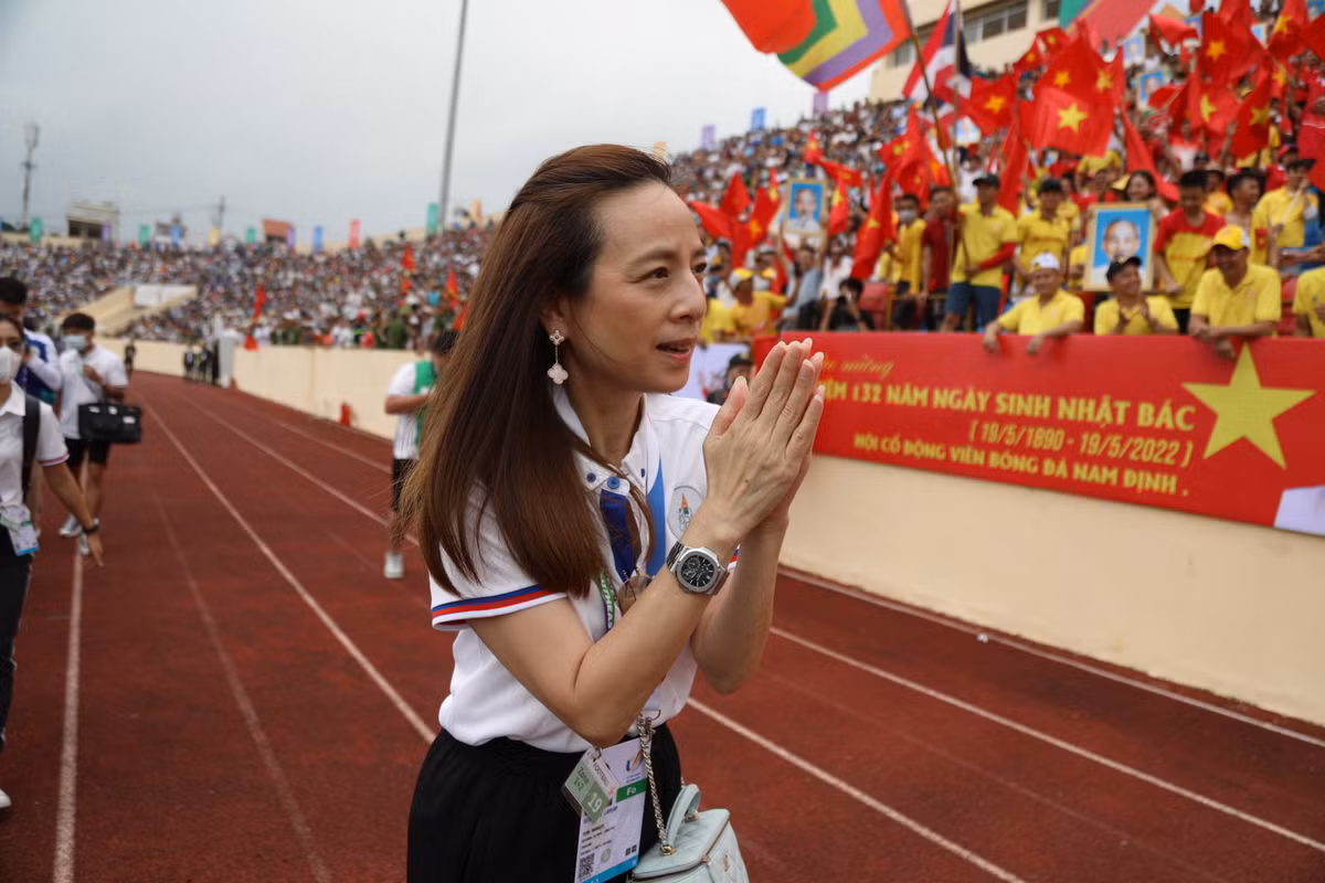 Có thể nói SEA Games 31 đã góp phần lan toả hình ảnh đẹp cho Madam Pang. Sau trận chung kết môn bóng đá nam, nữ tỷ phú người Thái Lan này đã trở thành một trong những người được chia sẻ nhiều nhất trên mạng xã hội.