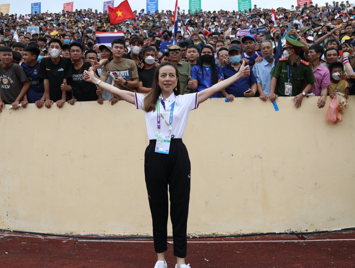 Madam Pang khôn khéo chọn cách nhận thất bại và không bào chữa. Đó có thể xem là bản lĩnh hơn người của nữ tỷ phú Thái Lan.