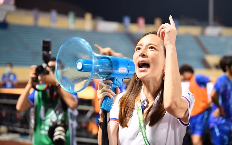 Madam Pang rất sợ vào đầu tháng 6 tới, U23 Thái Lan cùng bảng với các cầu thủ U23 Việt Nam, Malaysia và Hàn Quốc ở VCK U-23 châu Á và lại thua nữa.