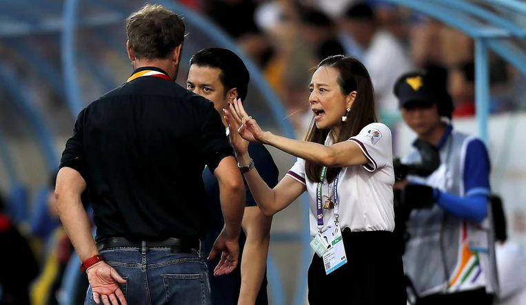 Cụ thể, nữ trưởng đoàn của U23 Thái Lan này có phát biển: “Tôi xin lỗi người hâm mộ khi Thái Lan không thể đánh bại Việt Nam ở trận chung kết. Dù thế nào đi nữa thì thua là thua, không có lời nào bào chữa. Tôi đánh giá rất cao và cảm ơn các cầu thủ cùng HLV Polking...