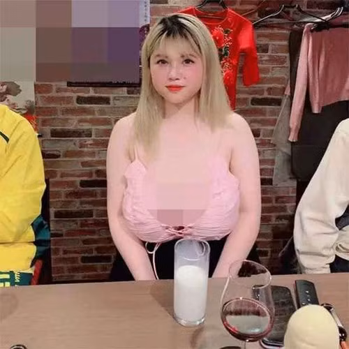 Thu Trang từng chia sẻ việc có đôi gò bồng đào ngoại cỡ khiến bản thân gặp không ít khó khăn trong lựa chọn trang phục, sức khỏe, quá trình vận động, và cả những lời dị nghị.