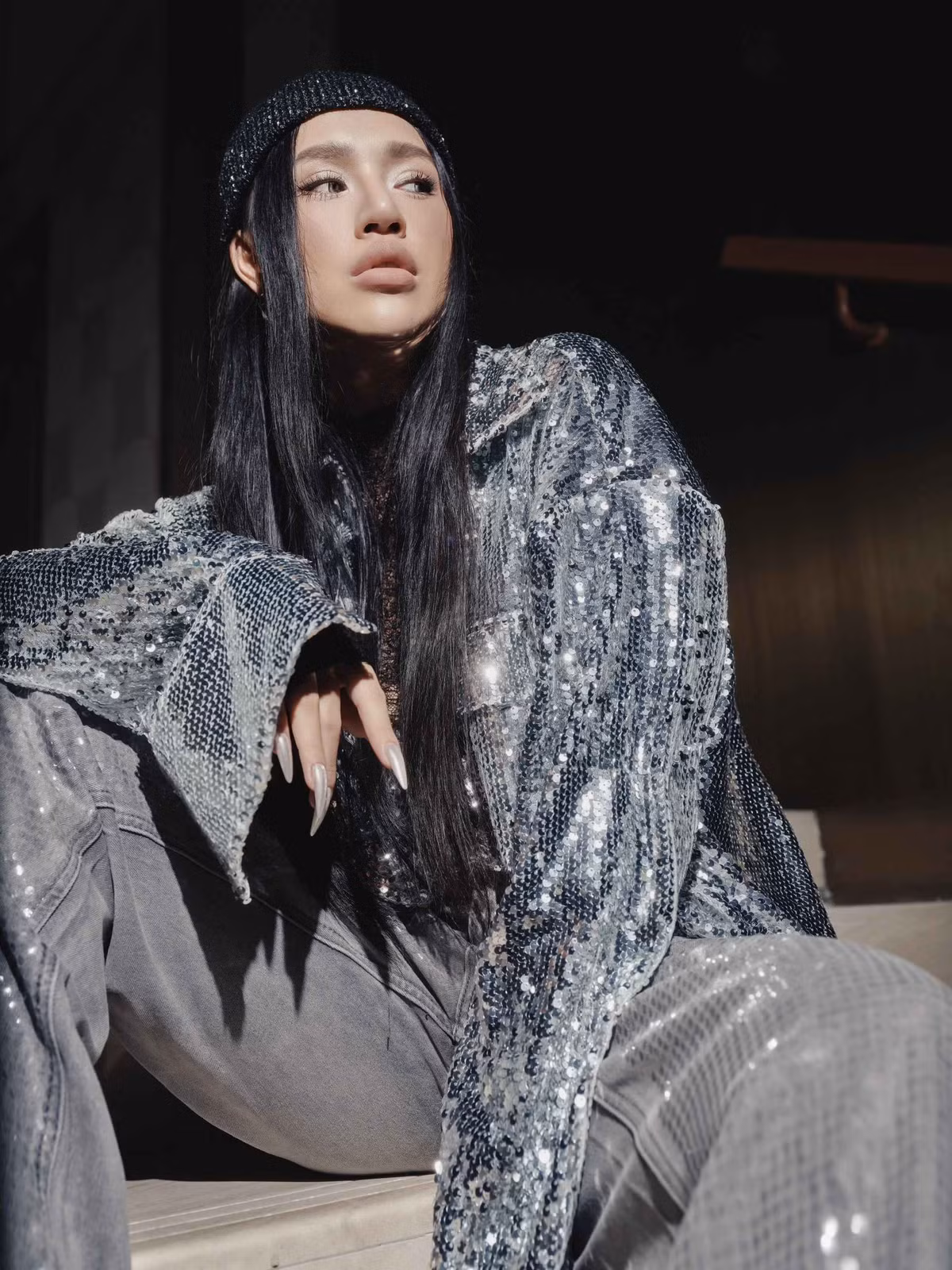 DJ Tít chia sẻ dù bận rộn công việc song hai vợ chồng luôn chủ động dành thời gian cho 3 bé. Cô thấy may mắn vì các bé đều yêu thương nhau và sống tình cảm. Bà mẹ 30 tuổi nói con cái chính là sợi dây gắn kết hạnh phúc gia đình.