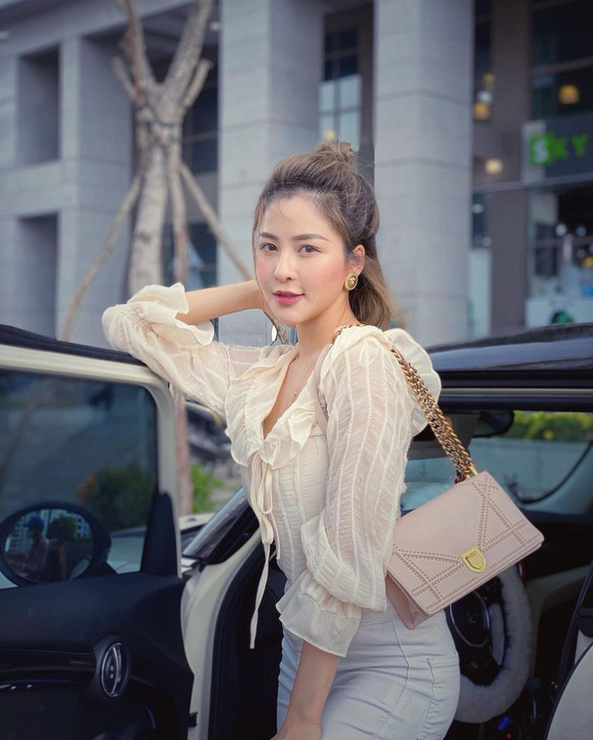 Trước "cơn bão", Trâm Anh đã mất tích trên MXH khoảng nửa năm, không hề có bất cứ cập nhật nào. Sau này, cô nàng có tiết lộ rằng đã dành thời gian đó đi học tiếng Anh.