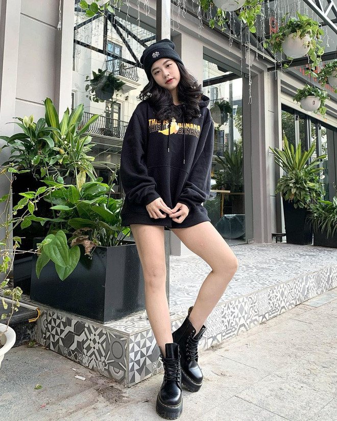 9 tháng mất tích, lượng followers trên Instagram chính chủ của hot girl Hàn Hằng ngày một giảm và thay vào đó, hàng loạt account giả mạo Hàn Hằng từ Facebook đến TikTok thay nhau xuất hiện.